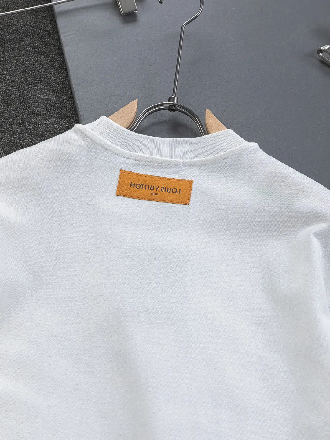 🅿️190 Louis Vuitton 1V LV micro-wide version S-XL LV 26ss new products are available at the counter simultaneously. Multiple craftsmanship. Colorful half-body digital full flower logo on the chest🪡 embroidery. Round neck short-sleeved T-shirt, same style for men and women! Consigned to one-to-one creation. Synchronized with the official website, pure cotton fabrics at the counter! It is close to the skin and comfortable, durable and easy to wear. It has a classic and simple logo design and meticulous original craftsmanship. Short-sleeves, a must-have item for men, do not appear to be the same for the general public, but must be unique and eye-catching. This LV short-sleeve is all about quality, comfort, the same shape and fashion as always, including fabrics and cutting techniques. All of them have been made with great effort! 320 grams of washed pure cotton fabric, pure cotton is breathable, very refreshing and comfortable for daily wear. The rib knitting on the neckline is smooth and tight, and the neckline will not be skewed if you toss it at will. The loose version, you will find that it looks really good on the upper body. The overall is minimalist and neat, super versatile for daily use! Pair it casually with a pair of pants for a youthful look. A T-shirt will make your outfit crazy. It is a fashionable item that can never go wrong! Color: Black White Size: S-XL Size chart: S: Shoulder width 45.5-Bust 52-Length 70 M: Shoulder width 47-Bust 54-Length 72 L: Shoulder width 48.5-Bust 56-Length 74 XL: Shoulder width 50-Bust 58-Length 76